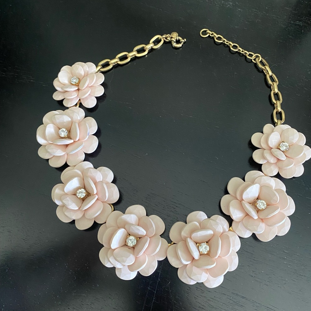 Elegant Floral Necklace in Gold and pink